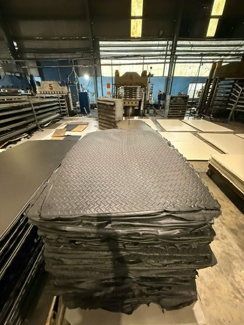 Khổ chuẩn thường là 1.25m x 2.5m, phù hợp bố trí nesting và gia công số