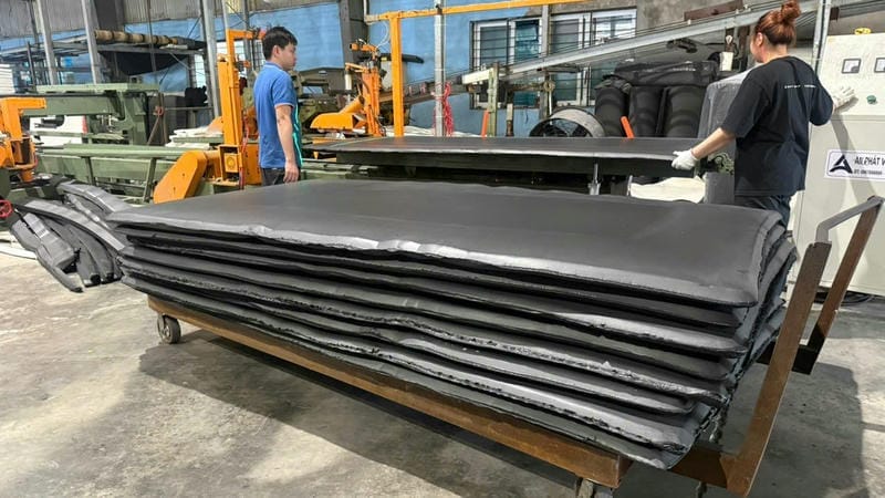 EVA có khả năng cách nhiệt tốt hơn nhiều vật liệu xốp mở, nhờ cấu trúc