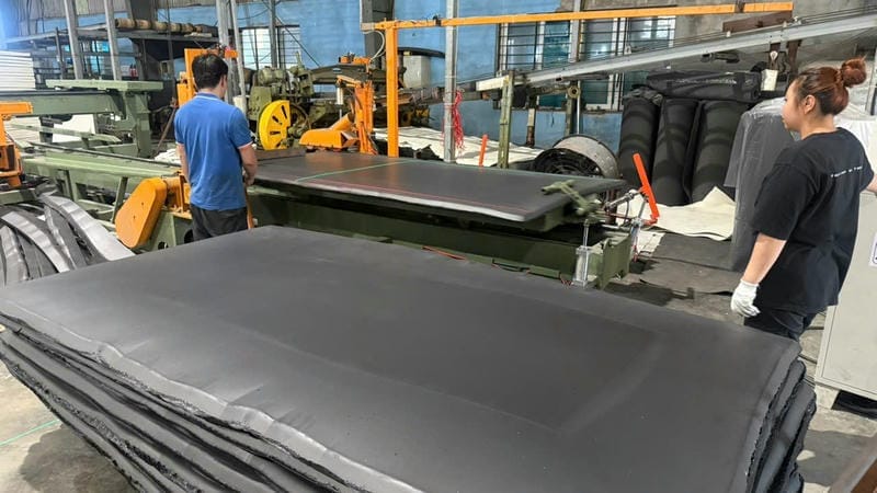 Ở nhà máy, tấm EVA được dùng làm lớp đệm chống rung cho thiết bị điện